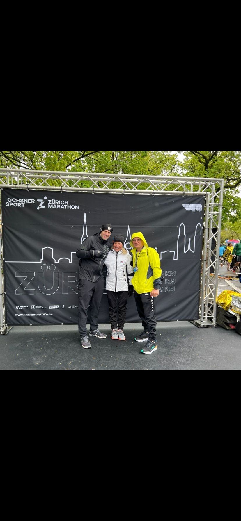 Glücklich im Ziel: Jan Zweifel (Triathlonkollege von Anita), Anita, Giovanni